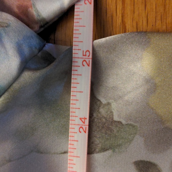 Like new short sleeve floral satiny nightie button size L - Picture 9 of 13